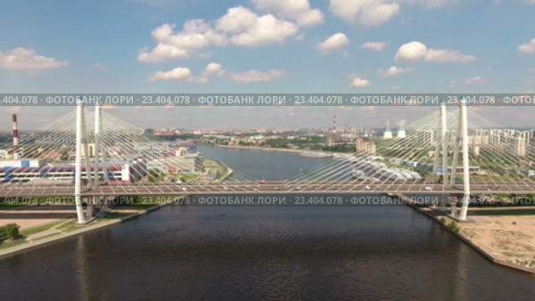 Приближение камеры к вантовому мосту, полет. Большой Обуховский мост. Река Нева, Санкт-Петербург (2016 год). Стоковое видео, видеограф Кекяляйнен Андрей / Фотобанк Лори