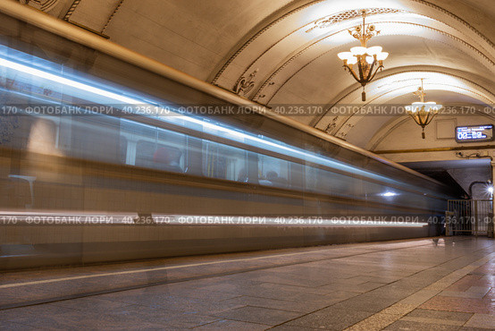 Прибытие поезда на станцию метро Арбатская (2023 год). Редакционное фото, фотограф Константин Галактионов / Фотобанк Лори