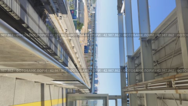 Прибытие позда монорельса (Tokyo Monorail) Токио (2024 год). Стоковое видео, видеограф Владимир Макеев / Фотобанк Лори