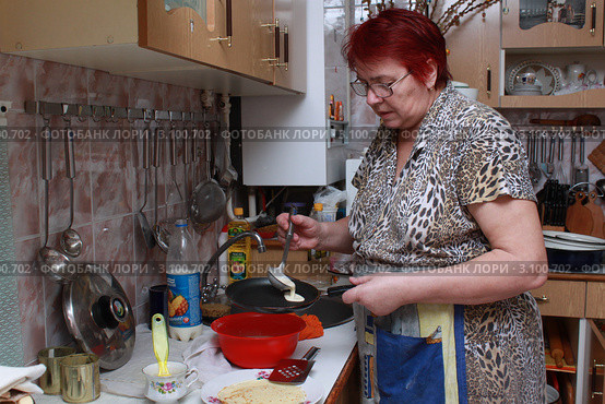 Приготовление блинов (2011 год). Редакционное фото, фотограф Александра Сильченко / Фотобанк Лори