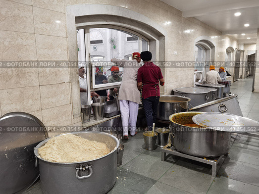 Приготовление еды для паломников в храме Gurudwara Sri Bangla Sahib (Нью Дели, Индия) (2023 год). Редакционное фото, фотограф Максим Гулячик / Фотобанк Лори