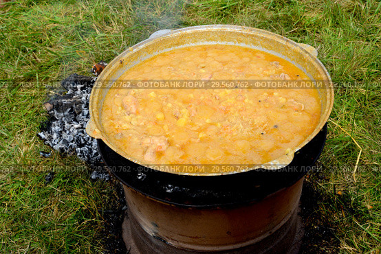 Приготовление тушеного картофеля с мясом в казане на печке с углями. Стоковое фото, фотограф Ирина Борсученко / Фотобанк Лори