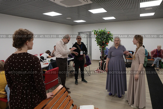 "Прикасаемые" спектакль слепоглухих актёров театра "Наций" на ВДНХ, артисты перед началом спектакля в гримёрной (2023 год). Редакционное фото, фотограф Дмитрий Неумоин / Фотобанк Лори
