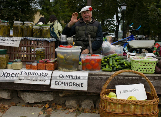 Приветливый продавец (2023 год). Редакционное фото, фотограф Юлия Андреева / Фотобанк Лори