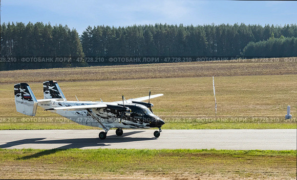 Приземление самолета Ан-28 на взлетную полосу, аэродром Крутицы, Рязанская область. Редакционное фото, фотограф Инна Грязнова / Фотобанк Лори