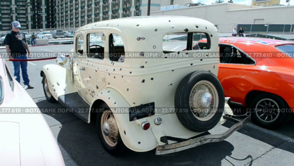 Пробитый пулями автомобиль Ford V8 из к/ф "Бонни и Клайд". Выставка ретроавтомобилей, Лас-Вегас, США, 2016. Редакционное видео, видеограф FMRU / Фотобанк Лори