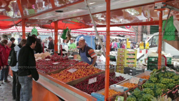 Продавец фруктов в Гамбурге. Каждое воскресенье с 05:00 утра, Гамбург, Германия (2012 год). Редакционное видео, видеограф Данил Руденко / Фотобанк Лори