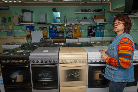 Продавец магазина "Газтехника" (2017 год). Редакционное фото, фотограф Акиньшин Владимир / Фотобанк Лори
