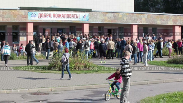 Продажа детского сезонного абонемента в бассейн, очередь около входа в здание. Кировский район, Санкт-Петербург (2014 год). Редакционное видео, видеограф Кекяляйнен Андрей / Фотобанк Лори