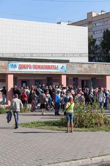 Продажа детского сезонного абонемента в бассейн, очередь около входа в здание. Кировский район, Санкт-Петербург (2014 год). Редакционное фото, фотограф Кекяляйнен Андрей / Фотобанк Лори