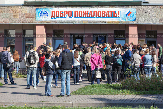 Продажа детского сезонного абонемента в бассейн, очередь около входа в здание. Санкт-Петербург (2014 год). Редакционное фото, фотограф Кекяляйнен Андрей / Фотобанк Лори