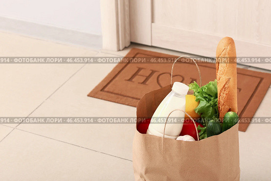 Продукты оставленные курьером службы доставки еды возле двери. Концепция эпидемии. Стоковое фото, фотограф Pixel_shot / Фотобанк Лори