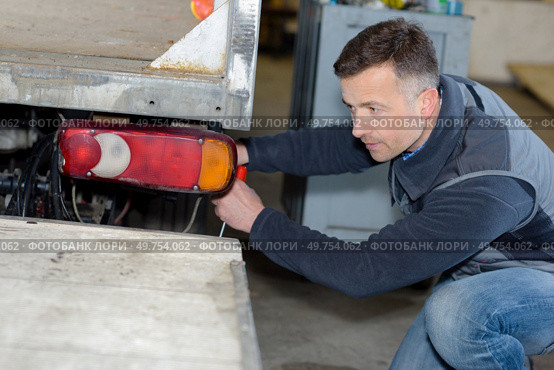 professional mechanic repairing truck. Стоковое фото, агентство Ingram Publishing / Фотобанк Лори