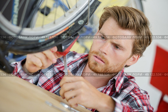 professional repairer fixing bike. Стоковое фото, агентство Ingram Publishing / Фотобанк Лори
