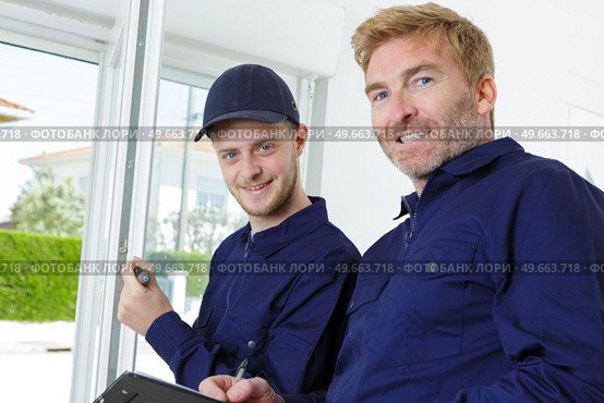 professional workers with finished pvc profiles. Стоковое фото, агентство Ingram Publishing / Фотобанк Лори