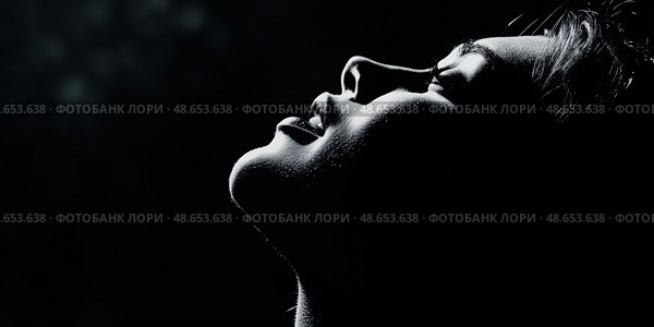 Профиль женщины в контровом свете. Стоковое AI-изображение, AI-художник Александр Жуков / Фотобанк Лори