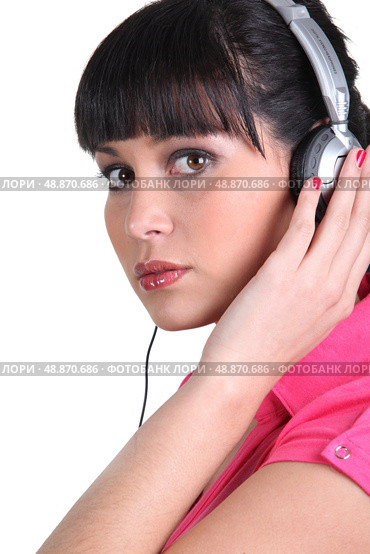 Profile shot of brunette wearing headphones. Стоковое фото, агентство Ingram Publishing / Фотобанк Лори
