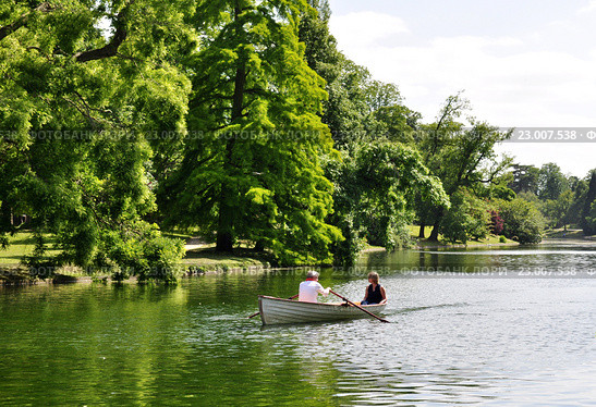 Прогулка на лодке по Нижнему озеру (le lac Inférieur), Булонский лес (le bois de Boulogne), Париж, Франция (2015 год). Стоковое фото, фотограф Дарья Кравченко / Фотобанк Лори