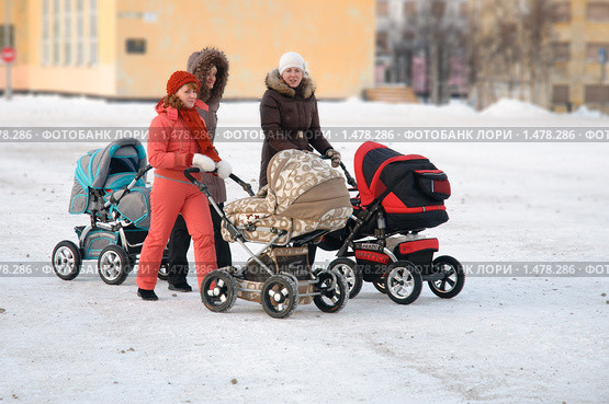 Прогулка с колясками (2010 год). Редакционное фото, фотограф Вячеслав Палес / Фотобанк Лори