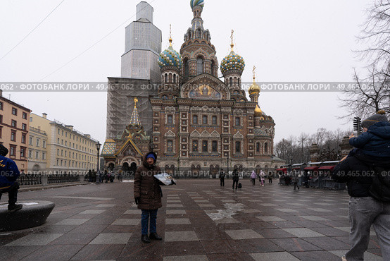 Прогулка у Спаса-на-Крови в Санкт-Петербурге. Редакционное фото, фотограф Пучков Андрей Александрович / Фотобанк Лори