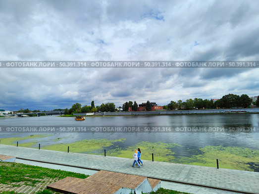 Прогулка вдоль реки под облачным небом (2024 год). Редакционное фото, фотограф Мария Сергеева / Фотобанк Лори