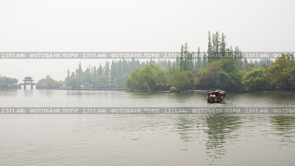 Прогулки на лодках по озеру Сиху в Китае (2011 год). Стоковое фото, фотограф Владимир Чинин / Фотобанк Лори