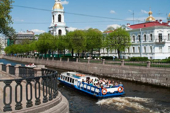 Прогулки на теплоходе по Крюкову каналу в Санкт-Петербурге (2010 год). Стоковое фото, фотограф Кекяляйнен Андрей / Фотобанк Лори