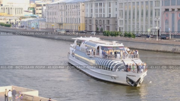 Прогулочный корабль Примавера разворачивается. Москва-река. (2024 год). Редакционное видео, видеограф MК / Фотобанк Лори