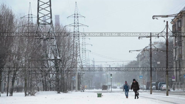 Прохожие идут по заснеженному полю, Санкт-Петербург (2014 год). Стоковое видео, видеограф Кекяляйнен Андрей / Фотобанк Лори