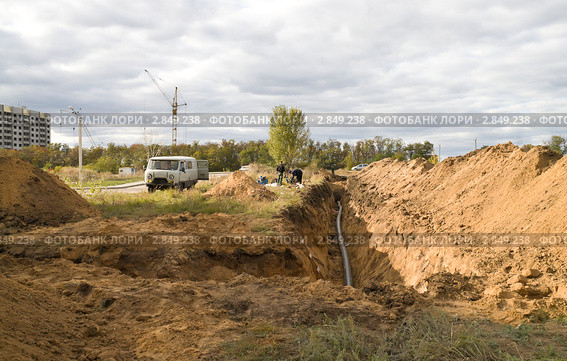 Прокладка тепловых и канализационных труб к новому дому. Стоковое фото, фотограф Светлана Кузнецова / Фотобанк Лори