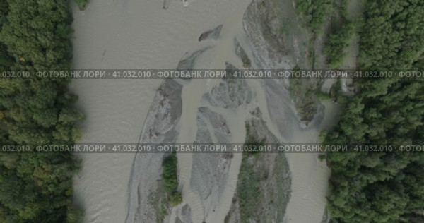 Пролет над бурной горной рекой с островами. Вид с верху. Домбай. (2023 год). Редакционное видео, видеограф Александр Иванов / Фотобанк Лори