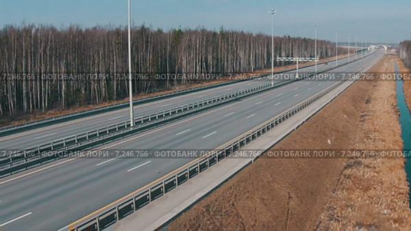 Пролёт над междугородним шоссе с движущимися автомобилями. Вид с высоты птичьего полета. Стоковое видео, видеограф Discovod / Фотобанк Лори