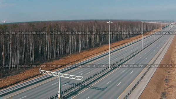 Пролёт над междугородним шоссе с движущимися автомобилями. Вид с высоты птичьего полета. Стоковое видео, видеограф Discovod / Фотобанк Лори