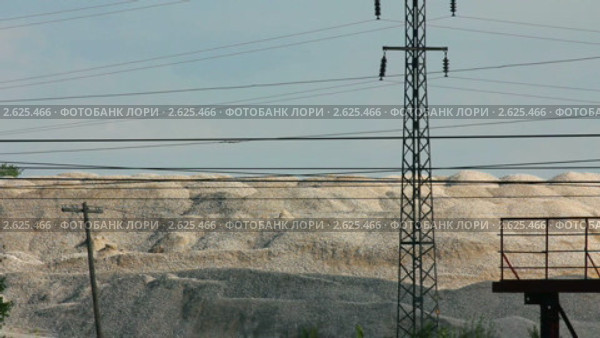 Промышленная канатная дорога с движущимися вагонетками. Стоковое видео, видеограф Михаил Коханчиков / Фотобанк Лори