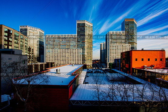 Промзона на фоне ЖК премиум класса. Нагатино. Москва. (2021 год). Стоковое фото, фотограф Игорь Рожков / Фотобанк Лори