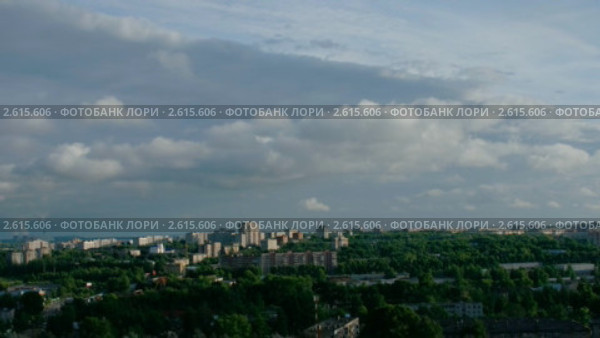 Проплывающие облака над городом. Стоковое видео, видеограф Гурьянов Андрей / Фотобанк Лори