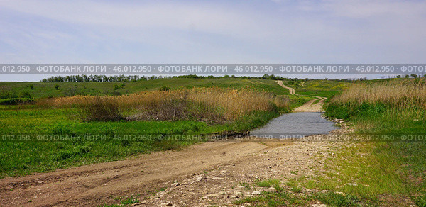 Просёлочная дорога и брод через небольшую речку. Стоковое фото, фотограф Сергей Авдеенко / Фотобанк Лори