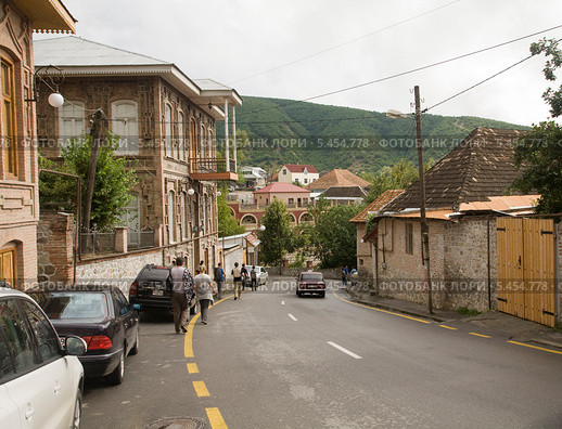 Проспект М.Ф.Ахундзаде, город Шеки (2013 год). Редакционное фото, фотограф Вячеслав Потапов / Фотобанк Лори