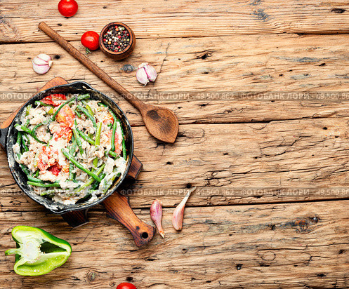Protein scrambled eggs with asparagus beans. Fried eggs with vegetables.Healthy food. Dietary scrambled eggs from proteins. Стоковое фото, агентство Ingram Publishing / Фотобанк Лори