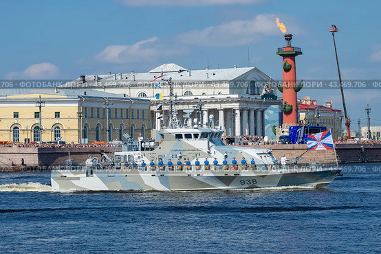 Противодиверсионный катер "Юнармеец Заполярья" принимает участие в военном параде в честь Дня ВМФ. Санкт-Петербург (2018 год). Редакционное фото, фотограф Виктор Карасев / Фотобанк Лори