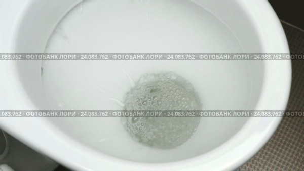Процесс слива воды в белом унитазе. Стоковое видео, видеограф worker / Фотобанк Лори