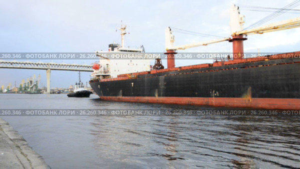 Проводка грузового судна по Морскому каналу. Большой грузовой порт Санкт-Петербурга (2017 год). Редакционное видео, видеограф Виктор Карасев / Фотобанк Лори
