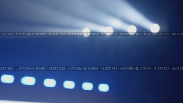 Прожекторы, лучи света на концертной площадки. Стоковое видео, видеограф Семён Прудий / Фотобанк Лори