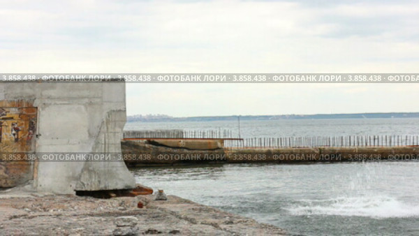 Прыжок в море с пирса. Стоковое видео, видеограф Александр Стасюк / Фотобанк Лори