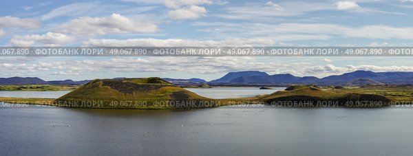 Псевдо кратеры и вулканическая гора. Летний пейзаж озера Миватн (Myvatn ). Исландия. (2014 год). Стоковое фото, фотограф Дымов Игорь / Фотобанк Лори