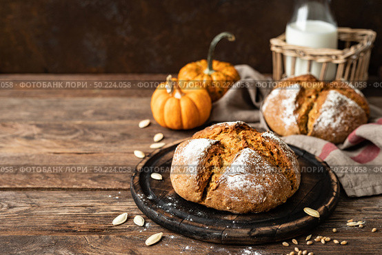 Pumpkin bread. Homemade wholemeal rye yeast-free bread with pumpkins. Стоковое фото, агентство Ingram Publishing / Фотобанк Лори