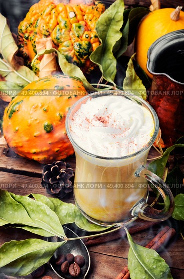 Pumpkin spice coffee with whipped cream.Autumn coffee.Coffee drink.. Latte autumn hot drink. Стоковое фото, агентство Ingram Publishing / Фотобанк Лори