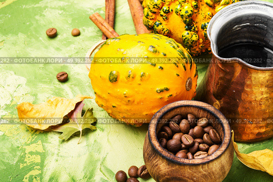 Pumpkin spice latte.Cup with autumn coffee.Coffee drink. Pumpkin spice latte. Стоковое фото, агентство Ingram Publishing / Фотобанк Лори