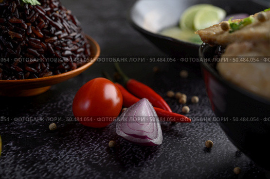 Purple rice berries in a bowl with red onions, chilli and tomatoes. Selective foucs. Стоковое фото, агентство Ingram Publishing / Фотобанк Лори