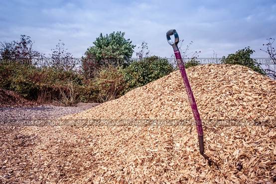 Purple shovel in a big pile of mulch. Стоковое фото, агентство Ingram Publishing / Фотобанк Лори
